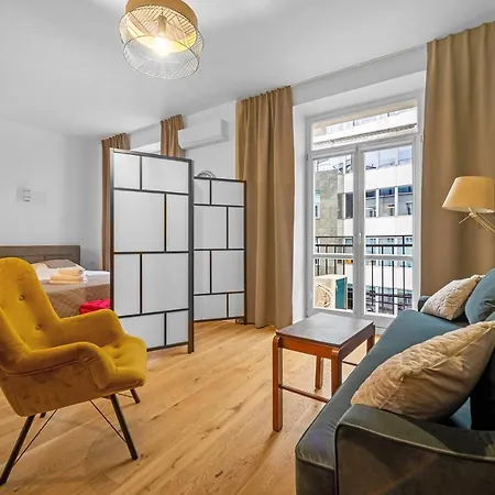 Piekna Yellow Apartment