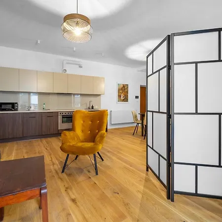 Piekna Yellow Warsaw